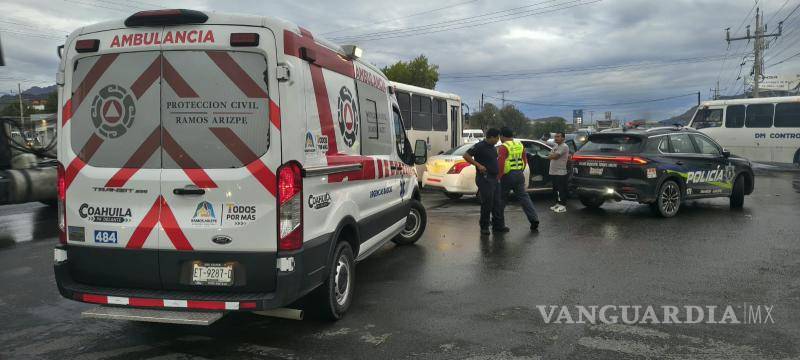 $!Paramédicos atendieron al pasajero del taxi, quien resultó lesionado durante el accidente.