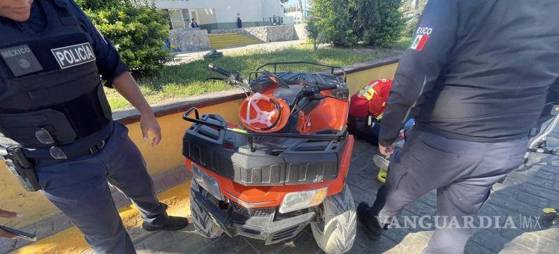 $!El personal de Tránsito Municipal llegó al sitio para tomar conocimiento del accidente y asegurar el vehículo.