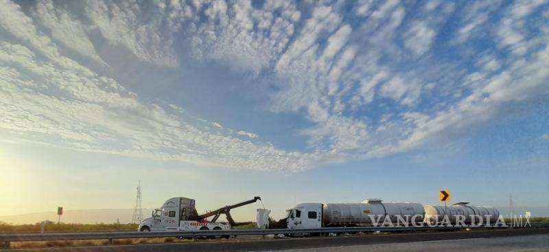 $!La unidad transportaba 60 mil litros de aceite contaminado.