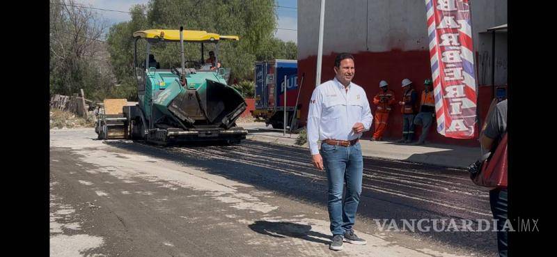 $!El alcalde Javier Díaz González supervisó los avances del recarpeteo en el bulevar Francisco I. Madero, donde la obra presenta un avance de hasta 30 por ciento.