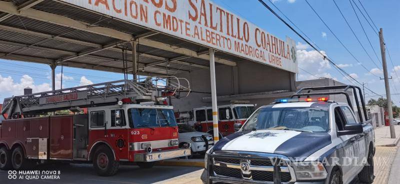 $!Elementos policiacos se apersonaron a la estación de bomberos.