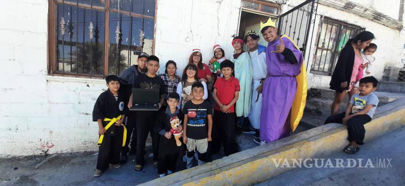 $!A distintas colonias de Saltillo llegaron los Reyes Magos, fuera de tiempo pero con mucho entusiasmo.