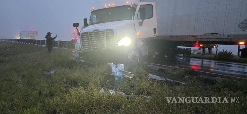 $!Un tractocamión quedó con la cabina fuera del camino tras perder el control, en el cuarto accidente de la madrugada.