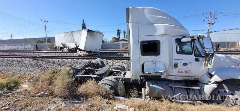 $!El conductor terminó embestido junto con su tráiler en las inmediaciones de la carretera rumbo a Ramos Arizpe.