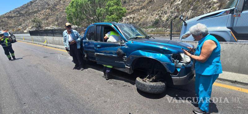 $!Socorristas de Capufe atendieron a los ocupantes del vehículo, entre ellos un menor, quienes no sufrieron lesiones graves.