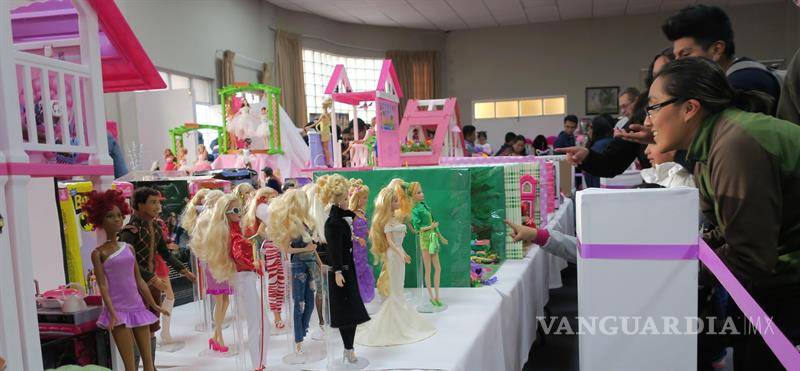 $!Barbie se viste de cholita para celebrar su 60 aniversario en Bolivia