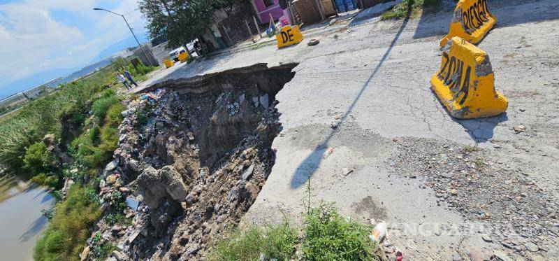$!El arroyo tiene ocho metros de profundidad y está a punto de afectar las viviendas.