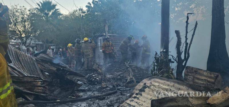 $!Elementos de Protección Civil de Nuevo León (PCNL) atendieron el incendio de tres tejabanes en el municipio de Guadalupe, sin reporte de lesionados.
