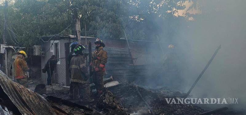 $!Elementos de Protección Civil de Nuevo León (PCNL) atendieron el incendio de tres tejabanes en el municipio de Guadalupe, sin reporte de lesionados.