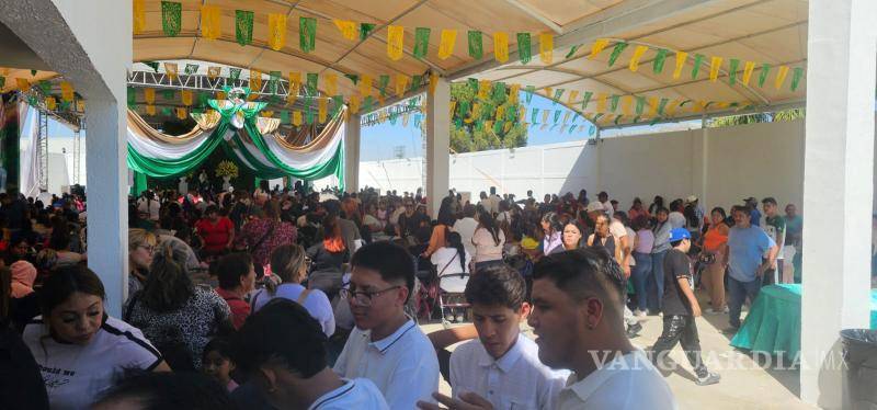 $!Fieles se reúnen en la colonia Universidad para celebrar a San Judas Tadeo.
