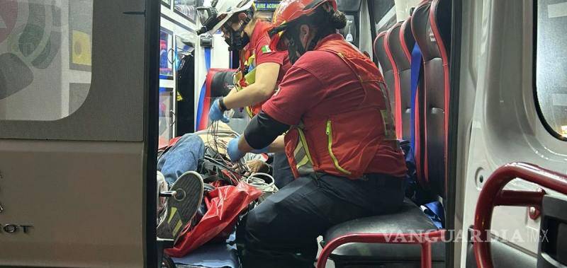 $!Paramédicos de la ambulancia 483 brindaron atención prehospitalaria al lesionado antes de trasladarlo al IMSS.