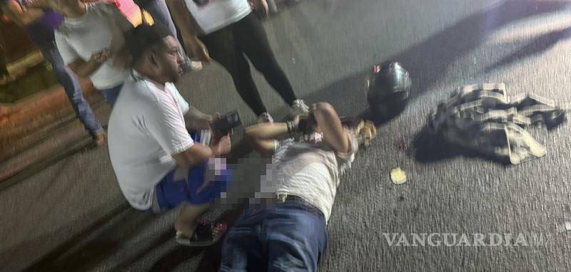 $!La motocicleta quedó dañada luego del impacto ocurrido en la colonia Valle Poniente.