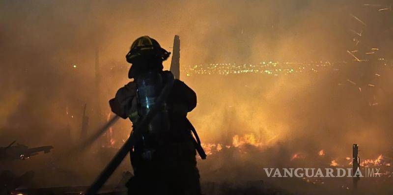 $!Bomberos trabajaron para evitar que el fuego se propagara a viviendas cercanas.