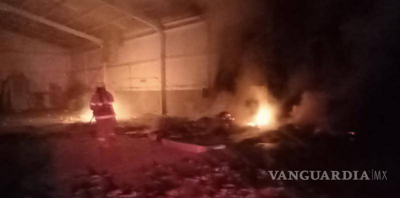 $!Las llamas alcanzaron gran altura y alarmaron a los vecinos de la colonia Satélite Sur, quienes reportaron el siniestro al 911.