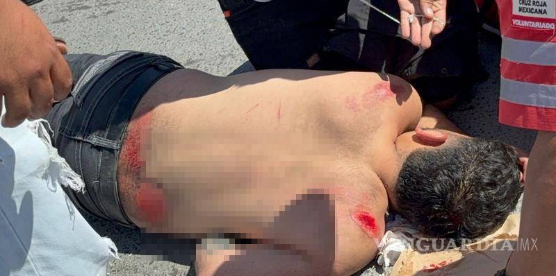 $!Vecinos de la calle Rayados auxiliaron a la víctima mientras llegaban los rescatistas.