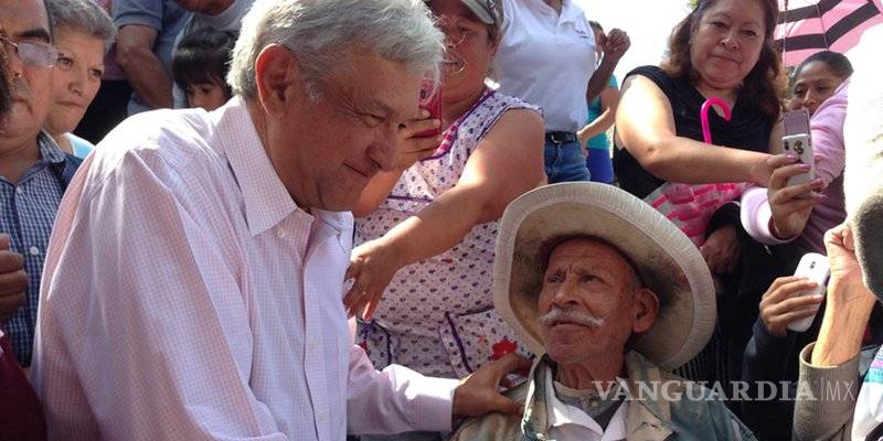 AMLO entrega más de 7 mdp en efectivo a adultos mayores