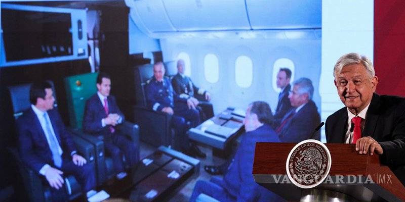 AMLO exhibe foto de Peña Nieto y su Gabinete en avión presidencial
