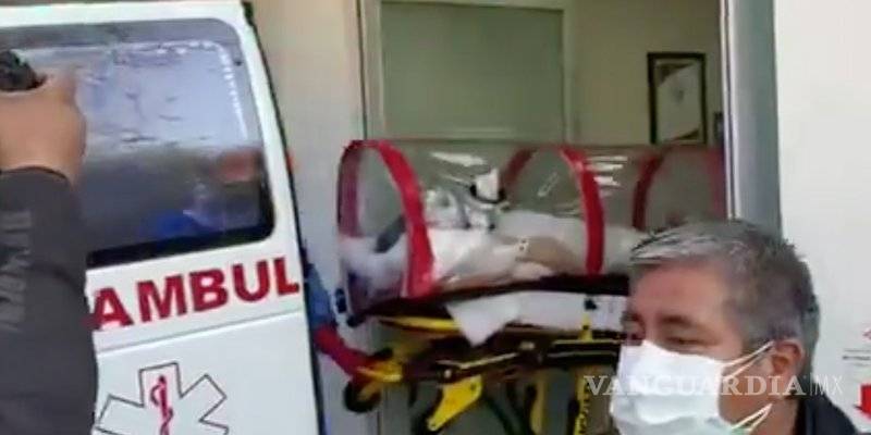 Pacientes con coronavirus son trasladados en tubos de plástico