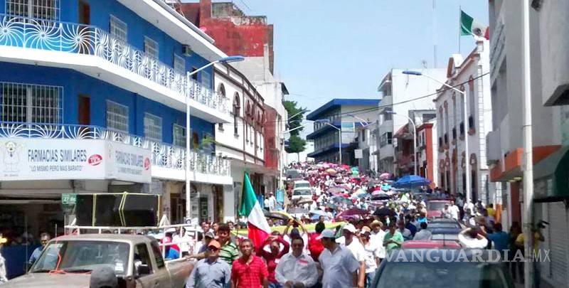 $!Granaderos se enfrentan con maestros de la CNTE en Tabasco