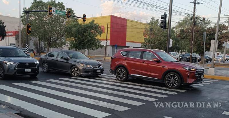 $!El accidente ocurrió alrededor de las 7:00 horas, causando congestión temporal en el bulevar Venustiano Carranza.