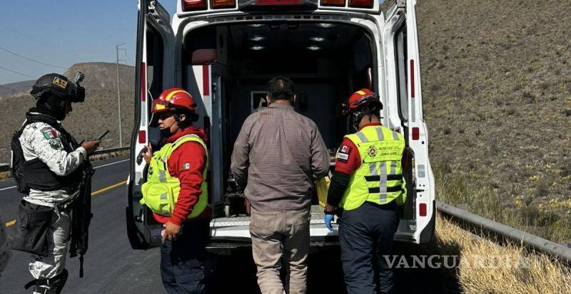 $!Afortunadamente, el conductor no presentó lesiones graves, aunque reportó dolor en el pecho tras el impacto y recibió atención médica preventiva en la clínica del IMSS.