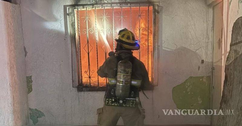 $!Elementos del Cuerpo de Bomberos sofocaron el incendio en la vivienda de la colonia Manantiales del Valle.