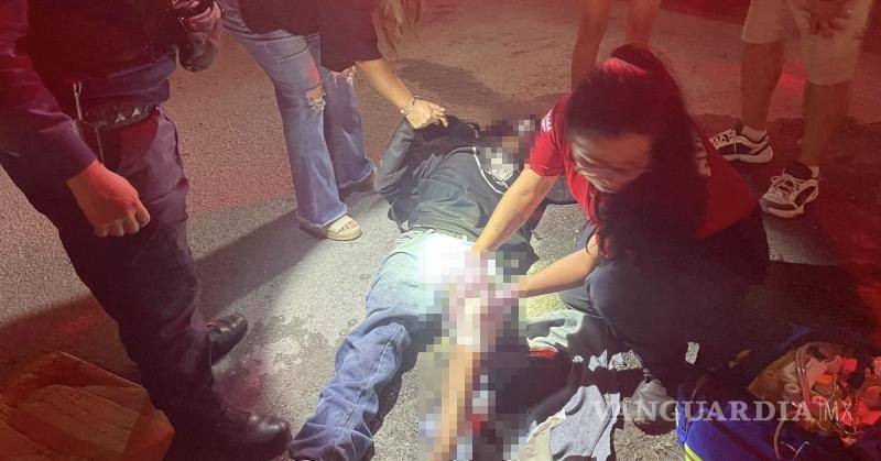 $!Elementos de emergencia trasladaron al lesionado a la Clínica Dos del IMSS para atención médica.