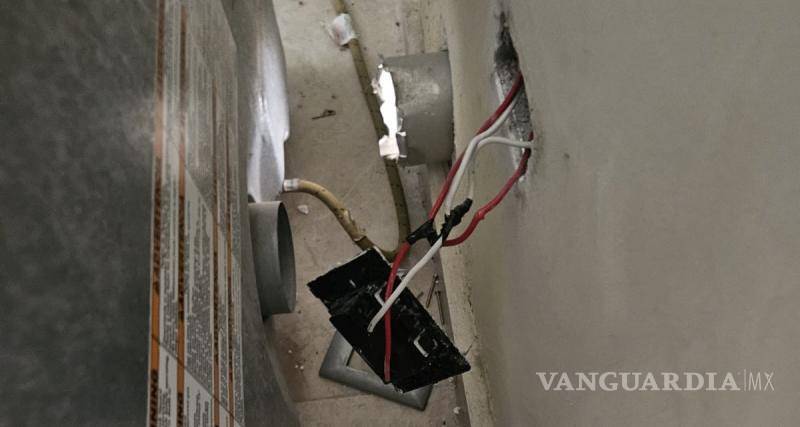 $!La extensión sobrecalentada fue la causa del cortocircuito y el pequeño incendio.