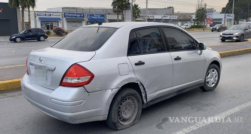$!Daños visibles en el Nissan Tiida tras impactarse contra un camión de la ruta 8 IMSS.