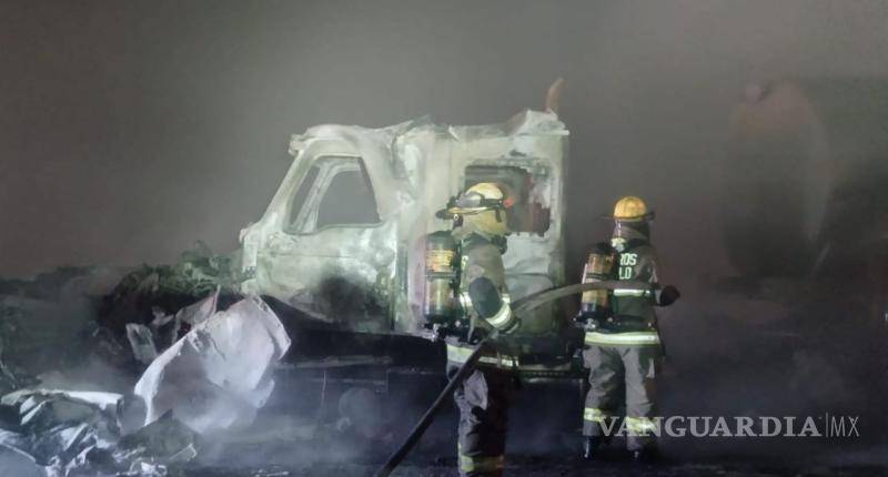 $!La pipa que transportaba melaza quedó parcialmente dañada tras el accidente, mientras que el conductor del auto compacto fue consumido por el fuego.