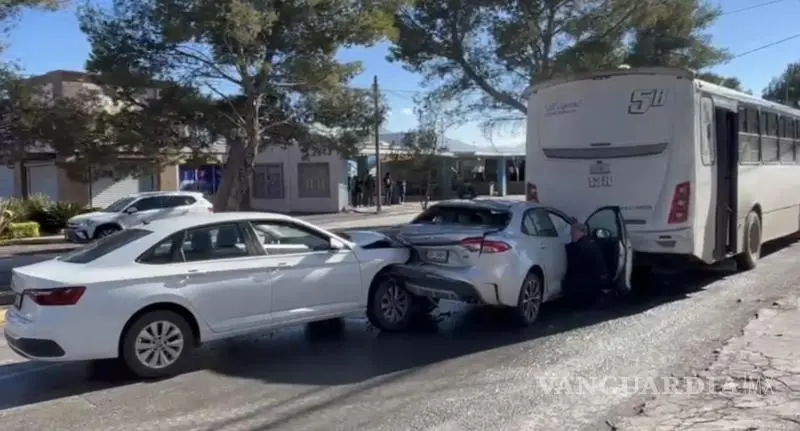 $!Cuatro personas resultaron lesionadas durante el accidente registrado en el bulevar Moctezuma.