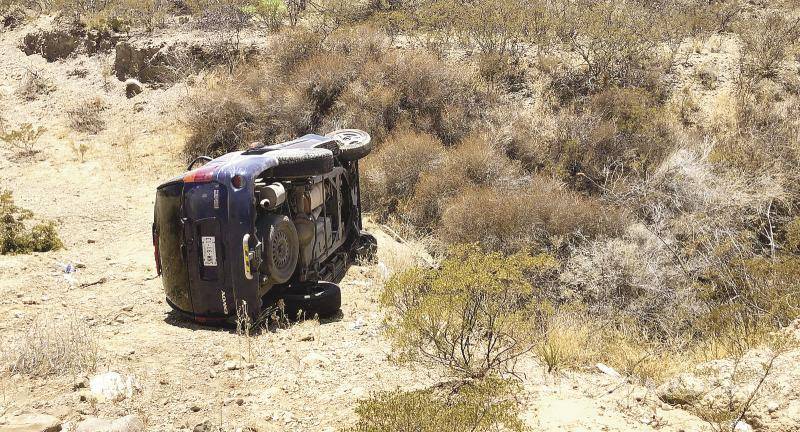$!El vehículo particular cayó a la orilla de la carretera.