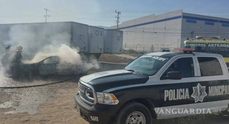 $!Bomberos de Arteaga sofocaron el fuego que consumió por completo un vehículo.