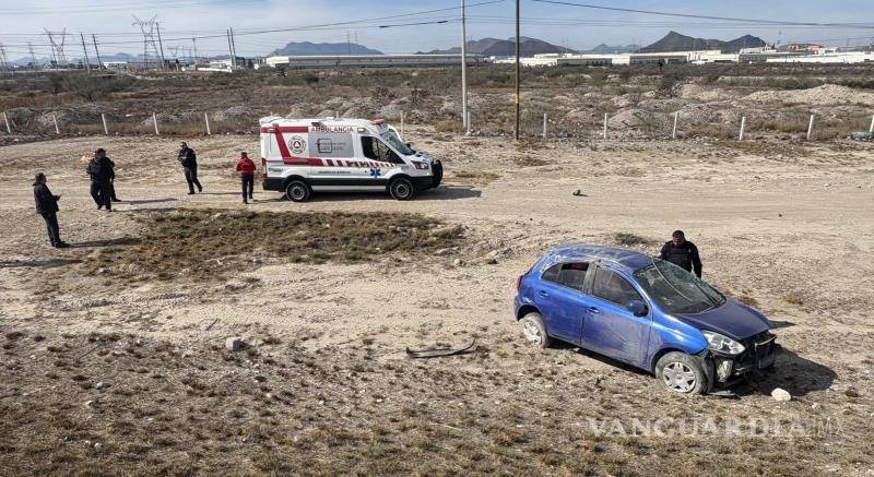 $!El vehículo compacto salió del camino y terminó volcado en la carretera federal 57.
