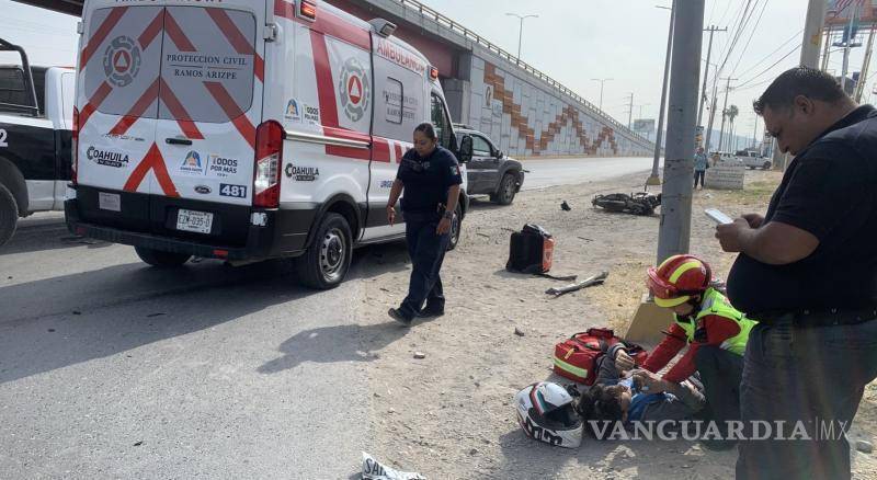 $!Elementos de la Policía de Tránsito recaban información en el cruce del bulevar Ramos Arizpe y la carretera Los Pinos, lugar del accidente.