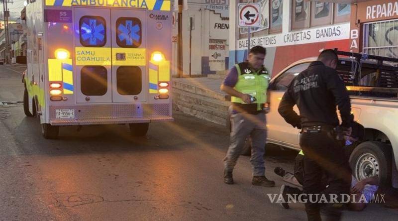 $!Paramédicos acudieron al sitio tras el reporte de una persona inconsciente.