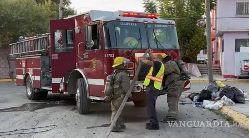 $!Vecinos del sector y la propietaria de la unidad solicitaron apoyo al Sistema de Emergencias 911 al percatarse del incendio, lo que permitió una rápida respuesta de los cuerpos de auxilio.