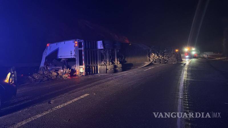 $!La carga del tráiler se desplazó dentro de la caja y causó la volcadura.