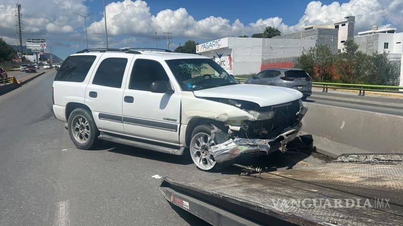 $!La camioneta del Mariachi San Francisco terminó con daños de consideración tras impactar la estructura del puente vehicular.