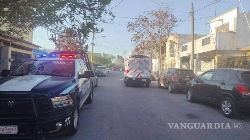 $!Paramédicos del Cuerpo de Bomberos de Ramos Arizpe acudieron al reporte minutos después de las 7:30 horas.