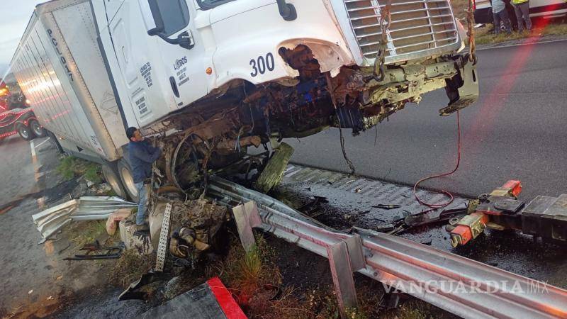 $!El tráiler de la empresa Lobos quedó incrustado en la barrera metálica de contención sobre la carretera 57.