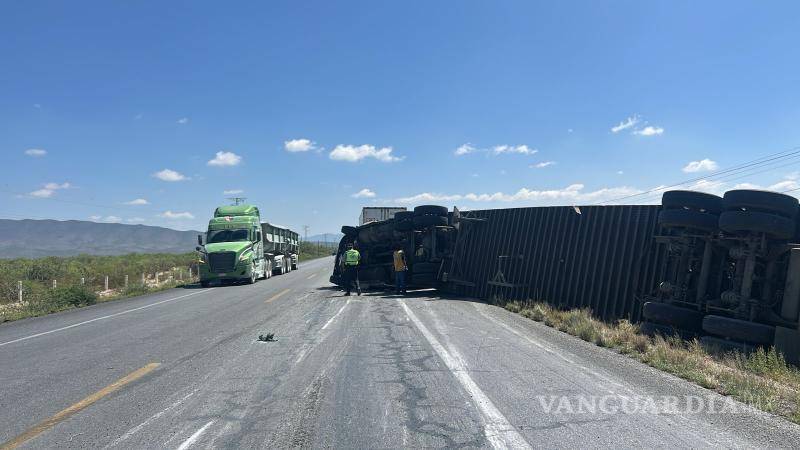 $!Elementos de la Guardia Nacional se hicieron cargo de las diligencias correspondientes y coordinaron las maniobras para retirar la unidad siniestrada y restablecer las condiciones de seguridad en la vialidad.