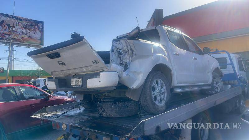 $!El choque también ocasionó daños menores a otro vehículo que circulaba en la misma vialidad.