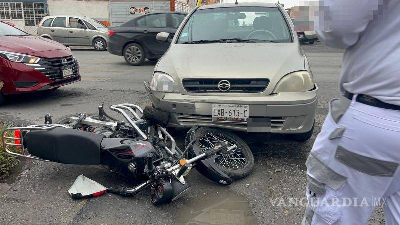 $!El impacto dejó la motocicleta tendido en el pavimento tras el accidente en el cruce de Presidente Cárdenas y Fermín Espinosa “Armillita”.