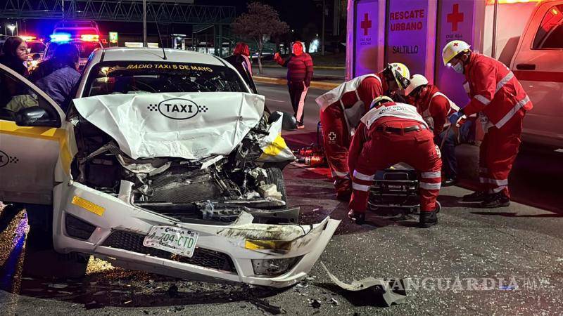 $!El vehículo de alquiler quedó con severos daños en la parte frontal tras impactarse por alcance contra una patrulla de Tránsito Municipal en la colonia Teresitas.