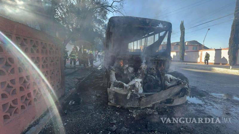 $!Elementos de la Policía Municipal cerraron la vialidad para prevenir riesgos mientras los bomberos controlaban el siniestro.