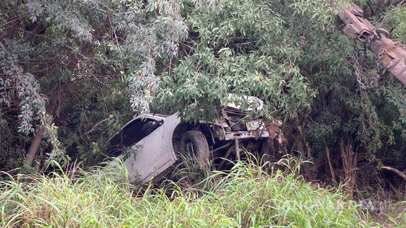 $!Poco antes de llegar al bulevar industrial General Motors, perdió el control de su vehículo y se precipitó directamente al arroyo de aguas negras.