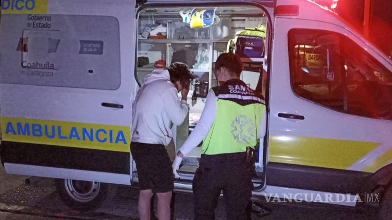 $!Paramédicos brindaron atención en el lugar al joven que sufrió heridas en el rostro tras el impacto.