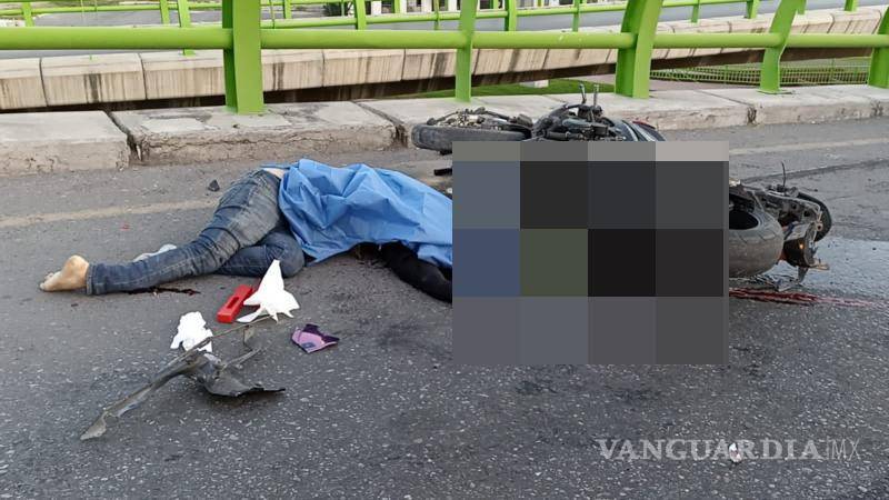 $!El hombre, tal vez en estado de ebriedad, perdió el control de su moto, sobreviniendo la tragedia.