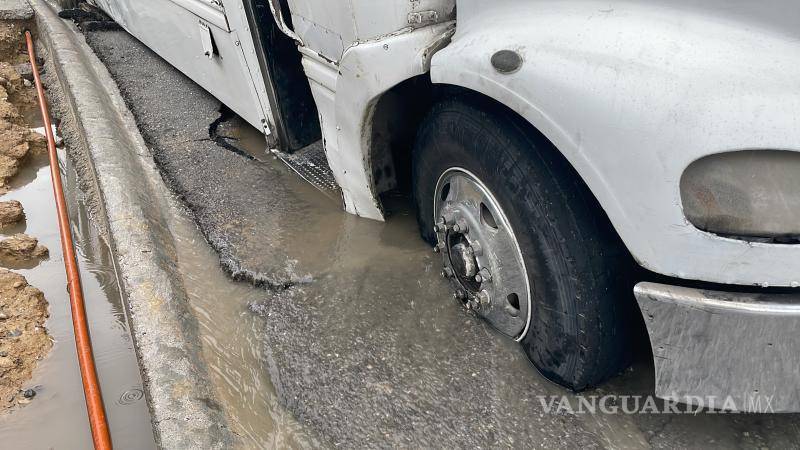 $!La llanta quedó atorada en el bache.